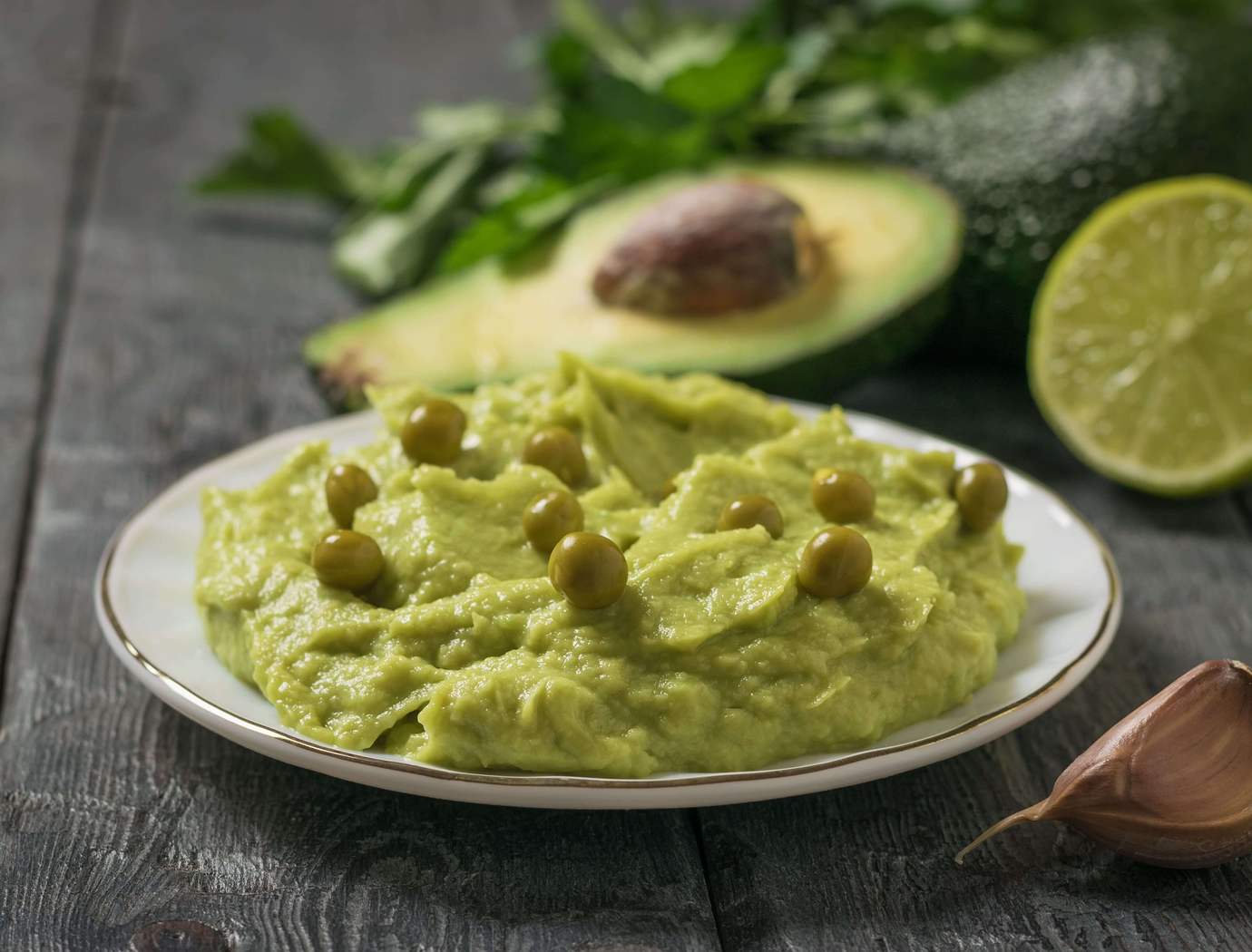 Trempette de petits pois à l'avocat et à la lime