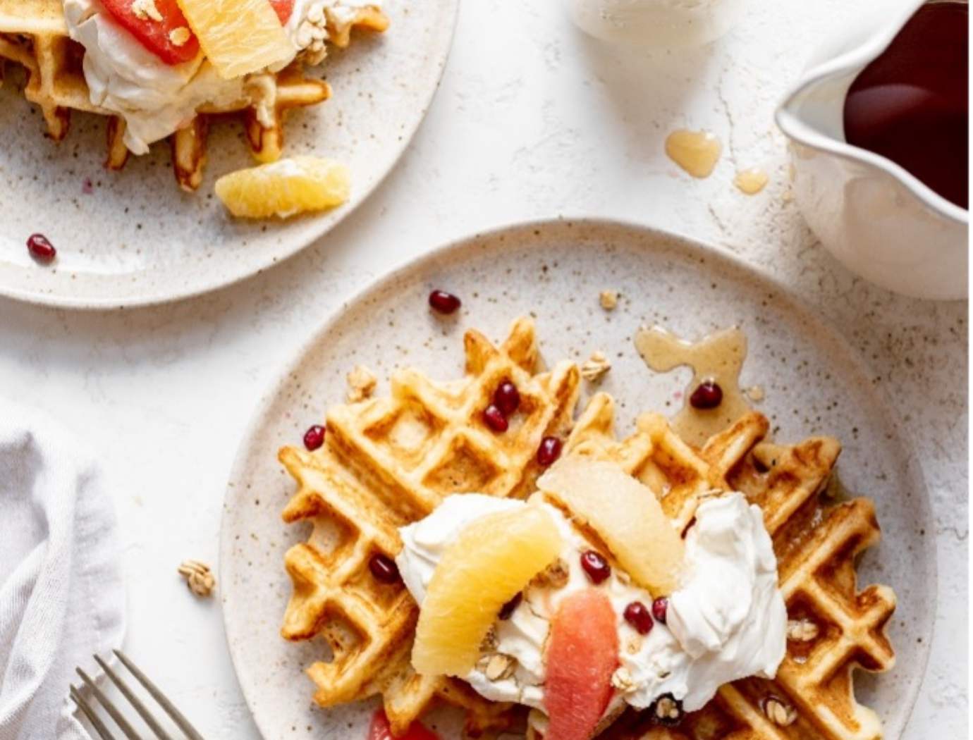 Gaufres au citron et à la ricotta garnies de salade d'agrumes