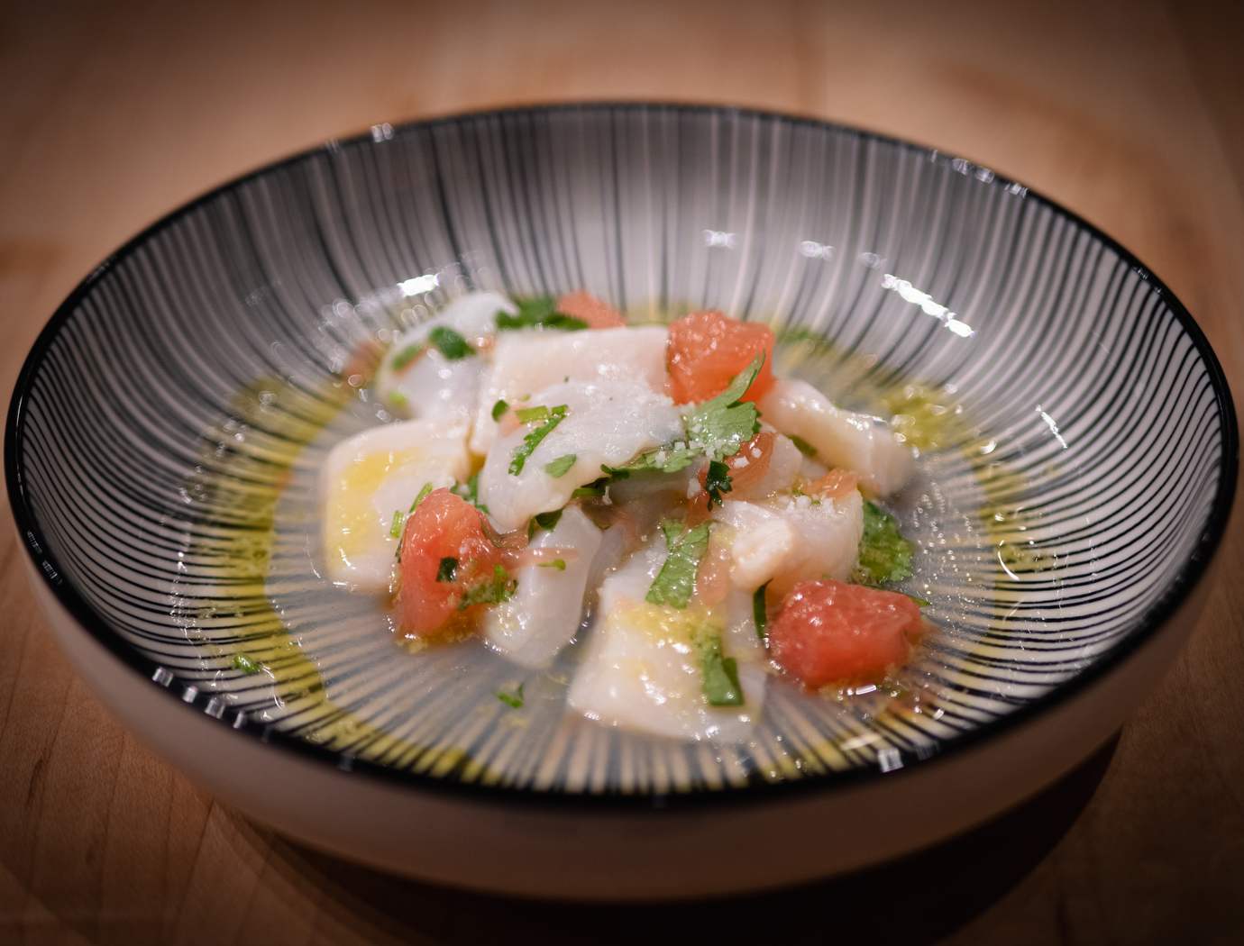 Ceviche de pétoncle géant au pamplemousse, huile de jalapeno et coriandre fraîche