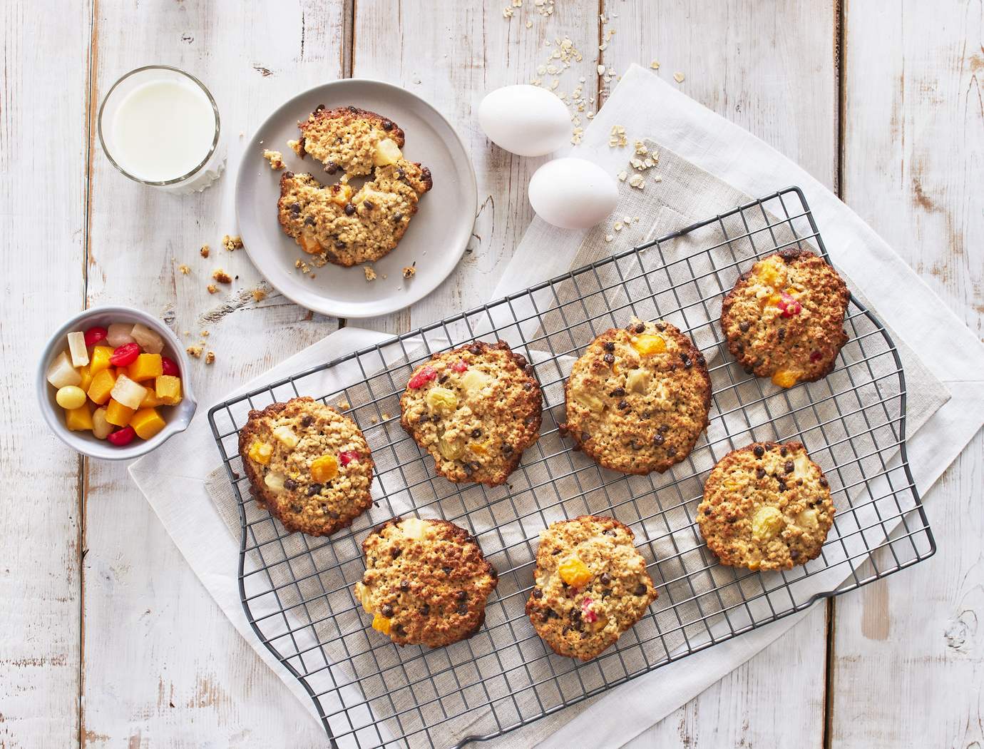 Oatmeal and cocktail fruit cookies