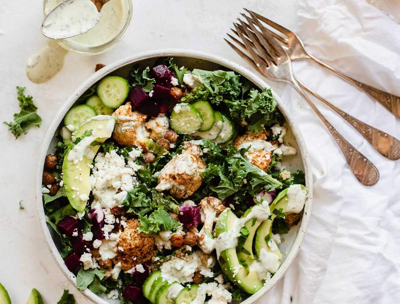 Salade de chou-fleur rôti, pois chiches, betteraves et quinoa