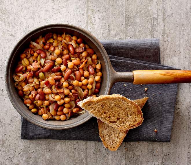 Sautéed legumes with caramelized onions and bacon