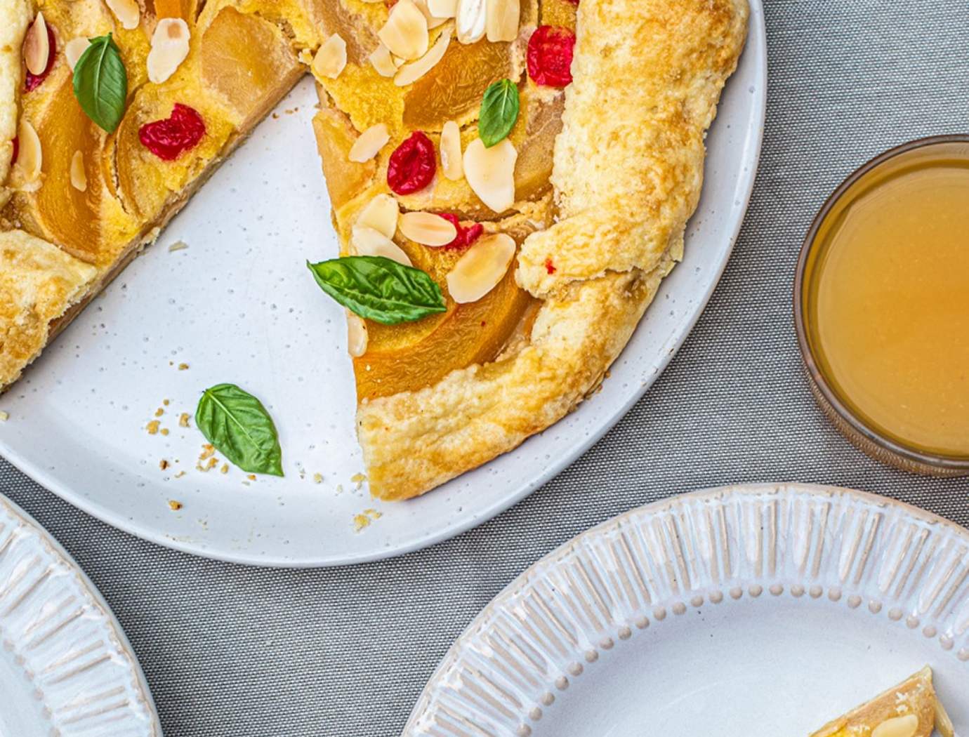 Tarte rustique aux pêches, poires et cerises