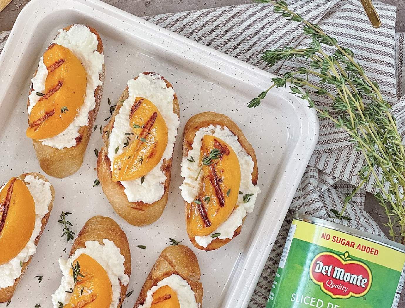 Crostinis aux pêches, ricotta et miel