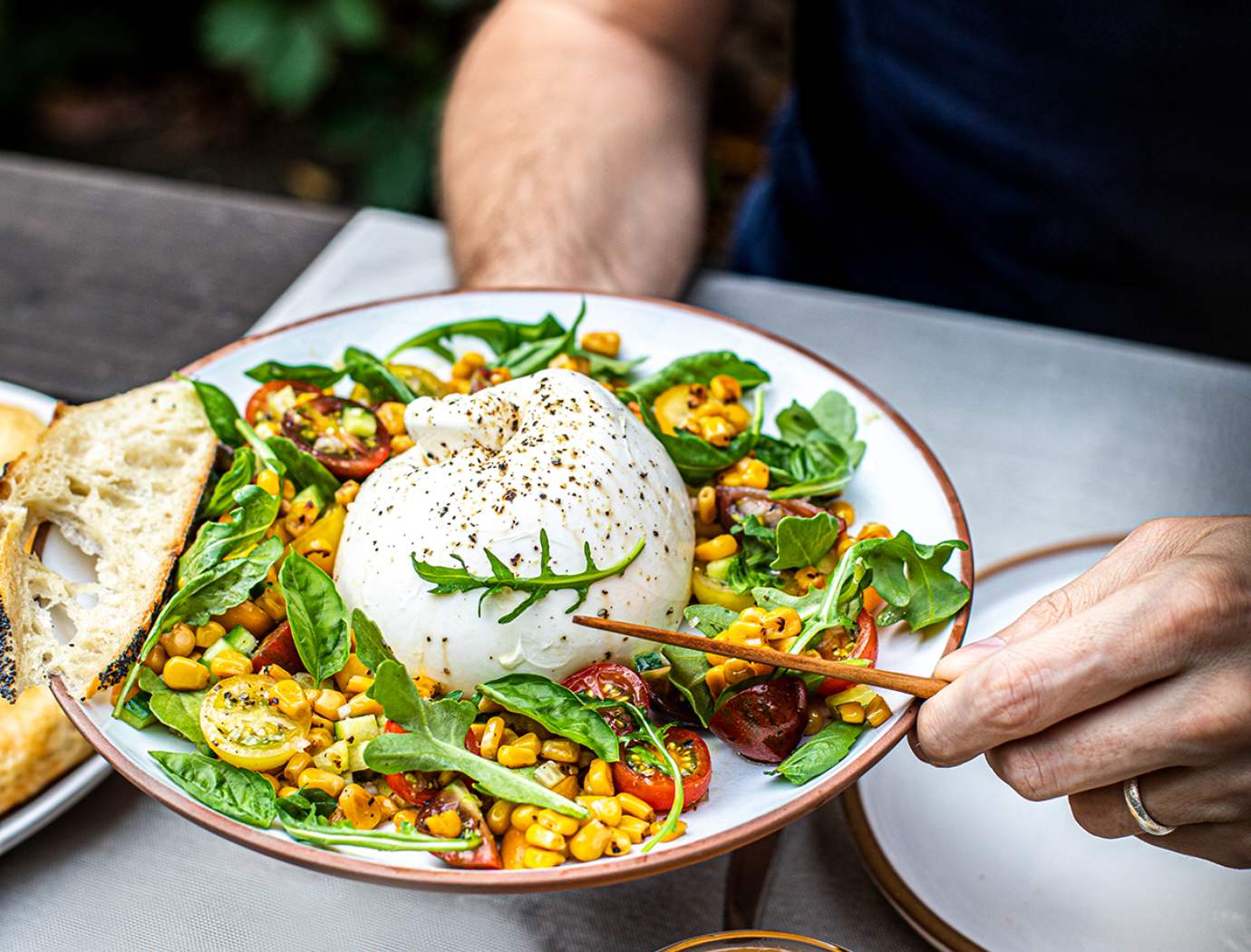 Burrata crémeuse, salsa de maïs grillé & pesto