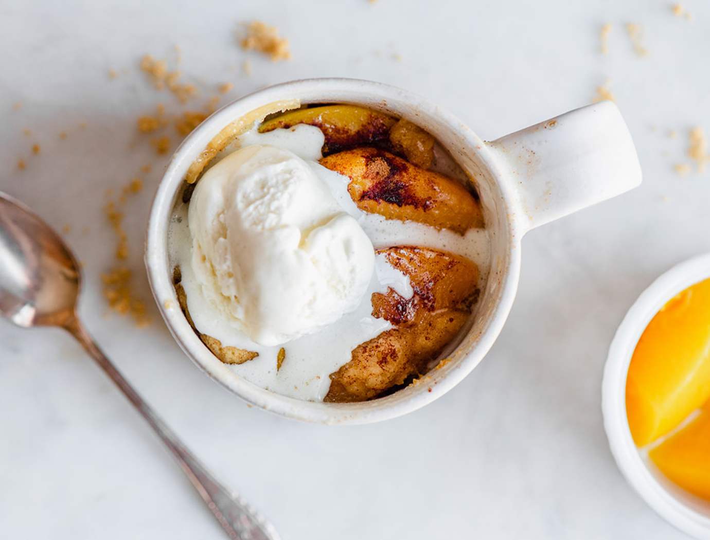 Gâteau aux pêches dans une tasse