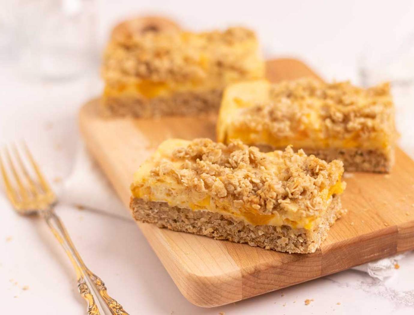 Oat bars with peaches, yogurt & honey