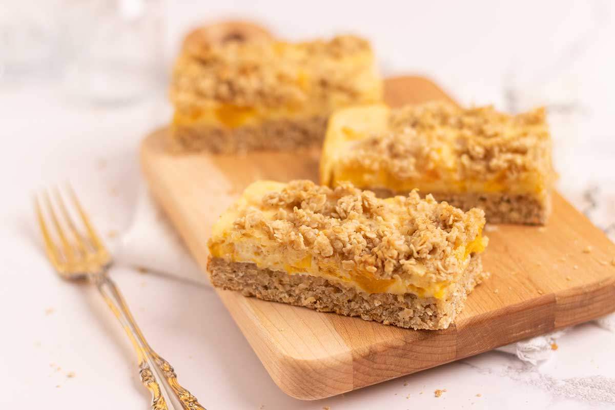 Oat bars with peaches, yogurt & honey