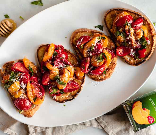 Bruschetta aux pêches caramélisées, tomates et basilic - inspirée du film Julie et Julia