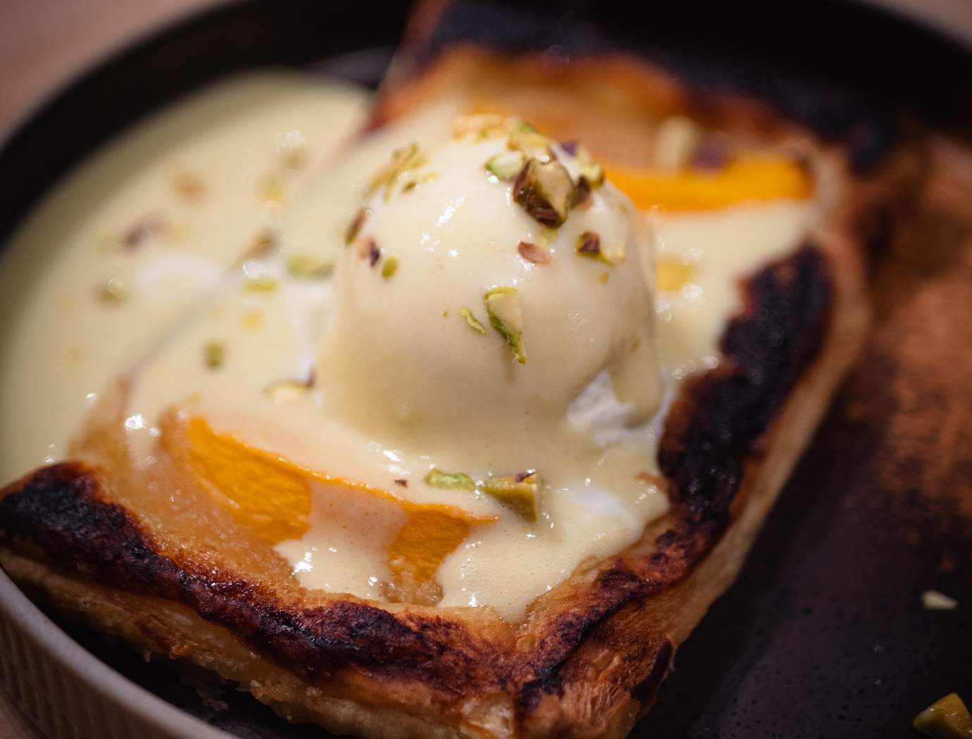 Tarte fine à la pêche et crème anglaise à la pistache verte