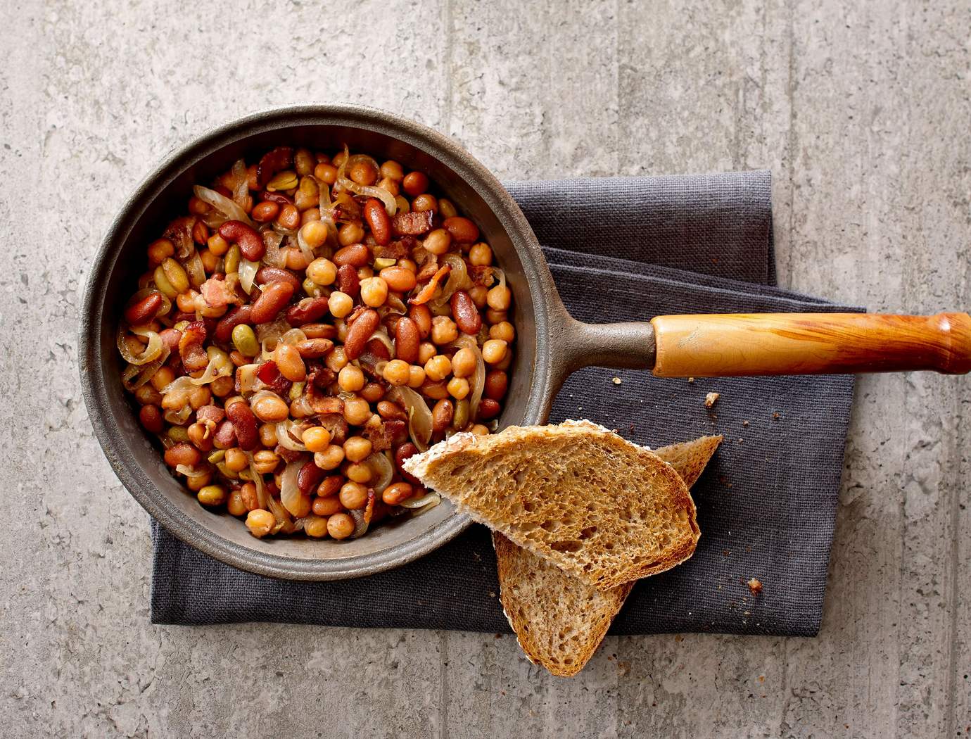 Sautéed legumes with caramelized onions and bacon