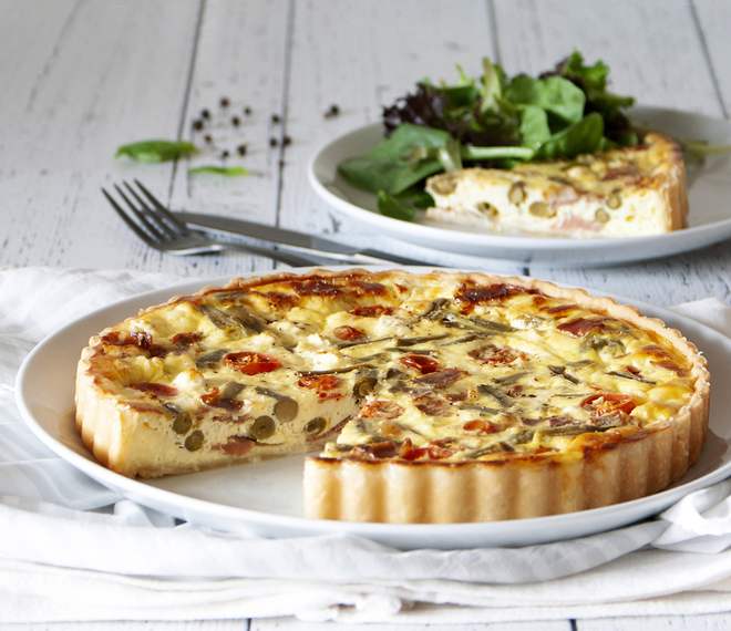 Quiche with green beans, tomatoes, prosciutto, feta and basil