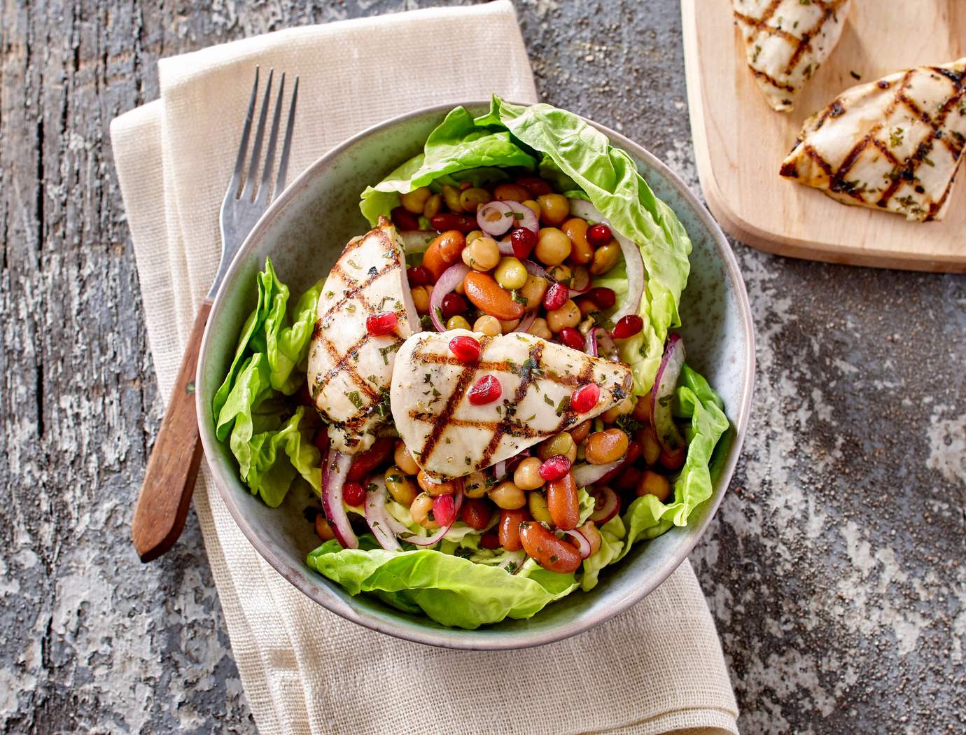 Salade de légumineuses et grenade au poulet grillé