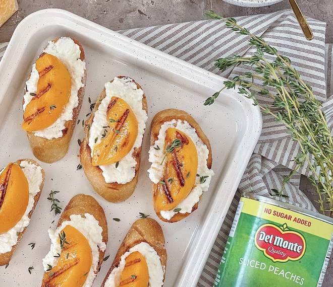 Crostinis aux pêches, ricotta et miel